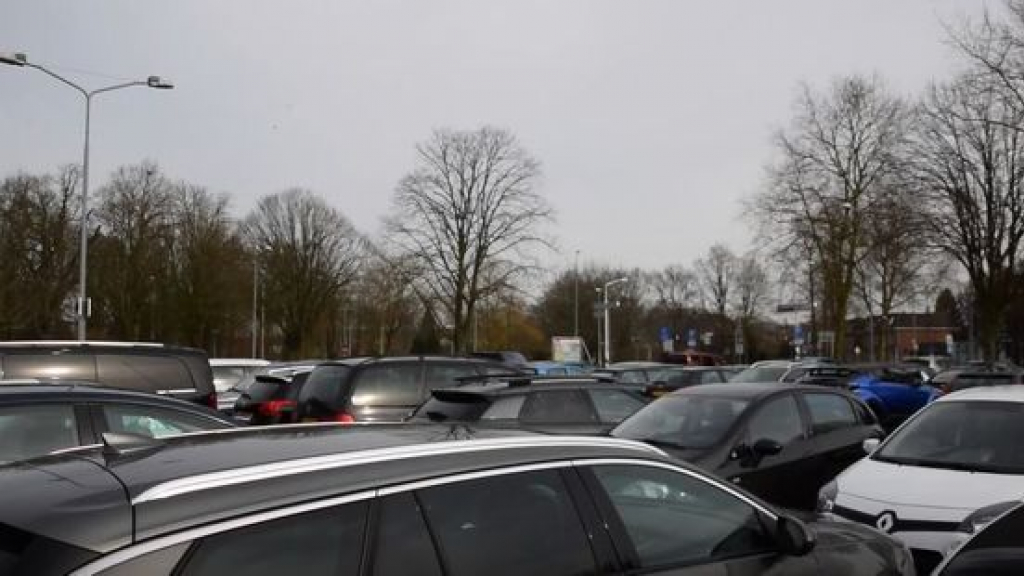 Een volle parkeerplaats De Bleek in Doesburg. Foto: Omroep Gelderland