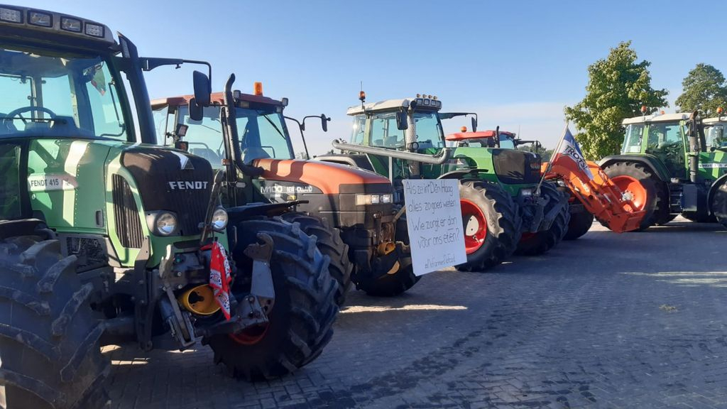 Boeren maken zich op voor actie in Stroe, vorige maand . Foto: RTV Nunspeet