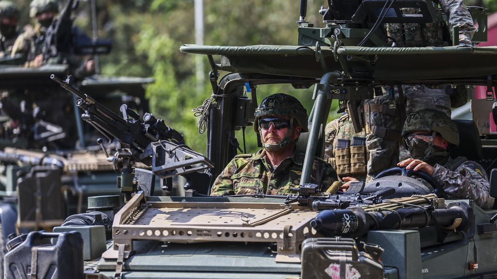 Willem-Alexander in een patrouillevoertuig. Foto: ANP