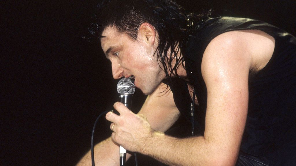 Bono in het Wembley-stadion in Londen, twee jaar na zijn optreden in Hattem. Foto: ANP