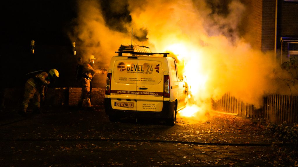 Bedrijfsbusje brandt uit in Rheden