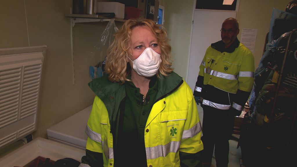 Wilma van den Boogert staat bij de vriezer met slachtoffers van de vogelgriep.