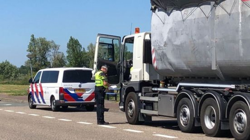 Een vrachtwagen wordt gecontroleerd. Foto: Omroep Gelderland