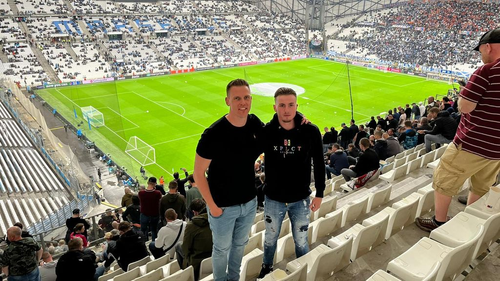 Enrico (links) en Gianluca van der Wulp in het stadion van Olympique Marseille. Foto: Eigen foto