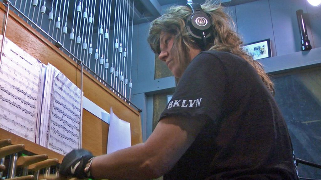 DJ mixt techno en house op het spel van de beiaardier op Winterswijks carillon