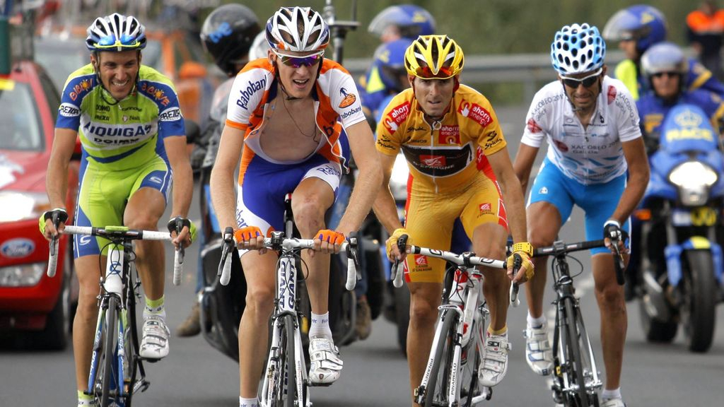 Robert Gesink (tweede van links) was ooit dichtbij de eindzege in de Vuelta. Foto: ANP
