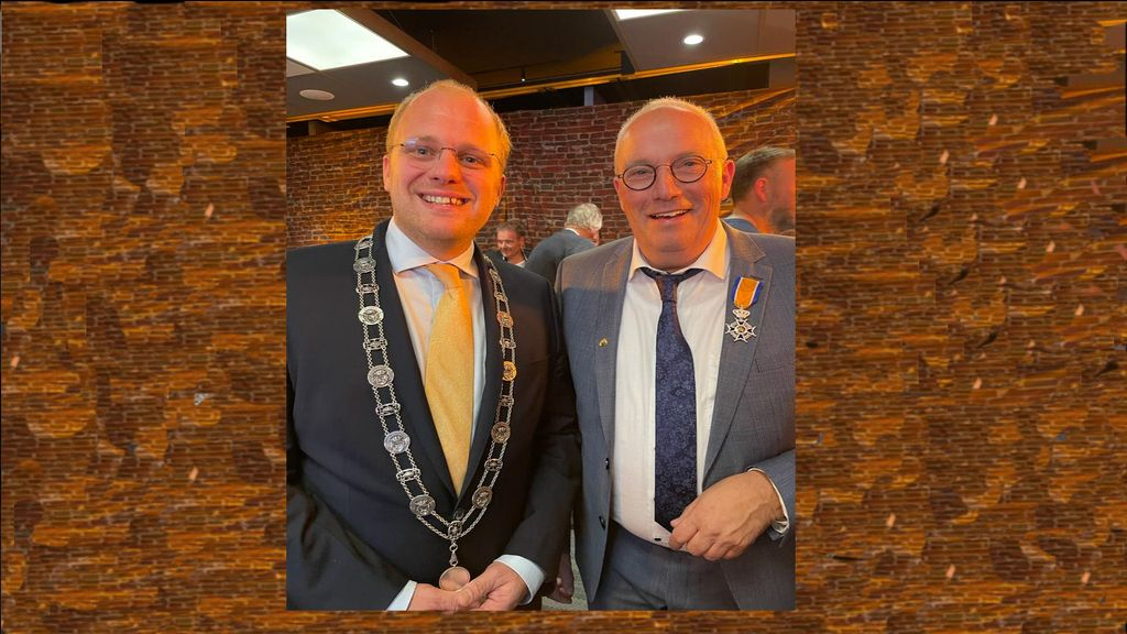 Burgemeester Bengevoord met de heer Slotboom. Foto: Gemeente Winterswijk