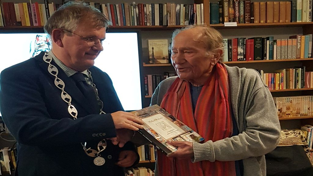 Wethouder Joop Wikkerink krijgt een gesigneerd Dagboek van een beelddenker uitgereikt door de kunstenaar Michael Richartz.  Foto: pr
