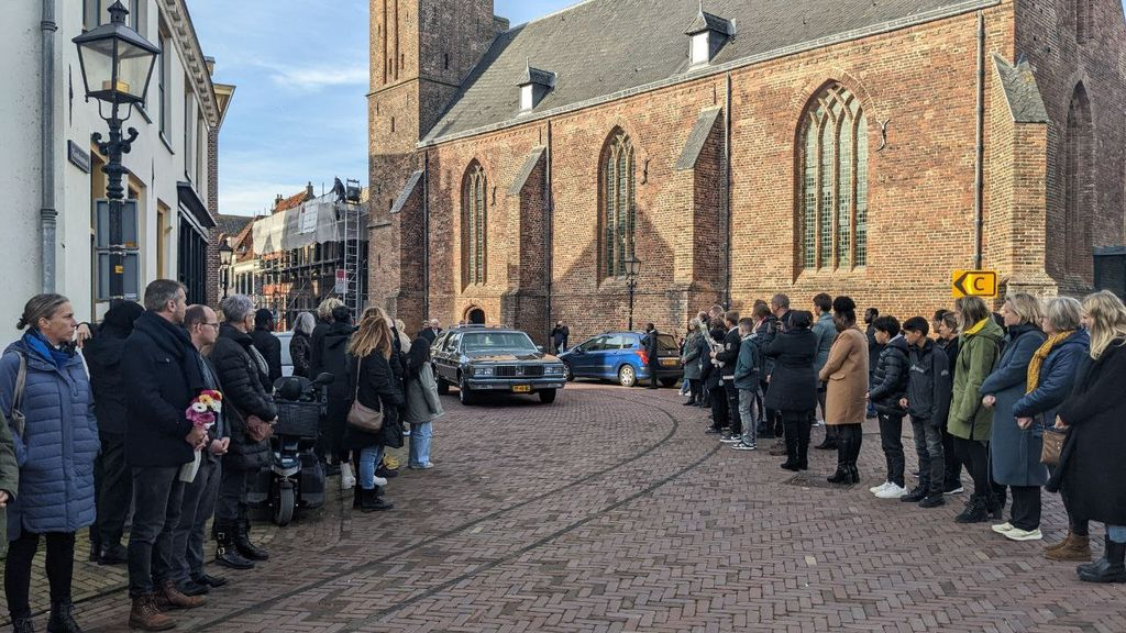 In de ochtend arriveerde de rouwauto bij de Gasthuiskerk. Foto: Omroep Gelderland