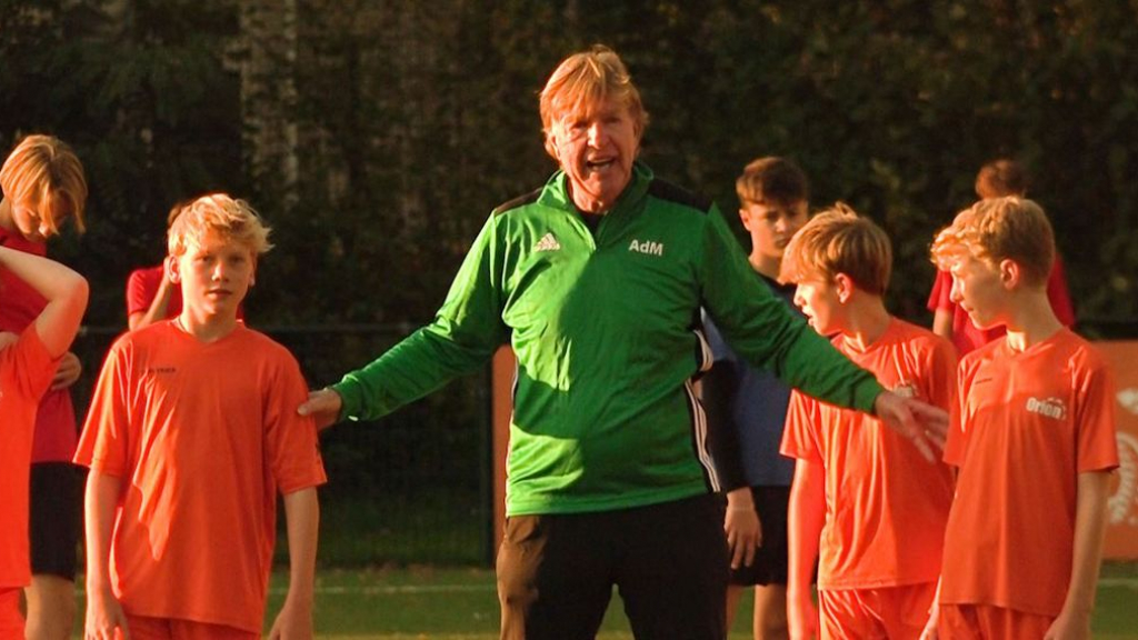 Aad de Mos traint de Nijmeegse jeugd. Foto: Omroep Gelderland