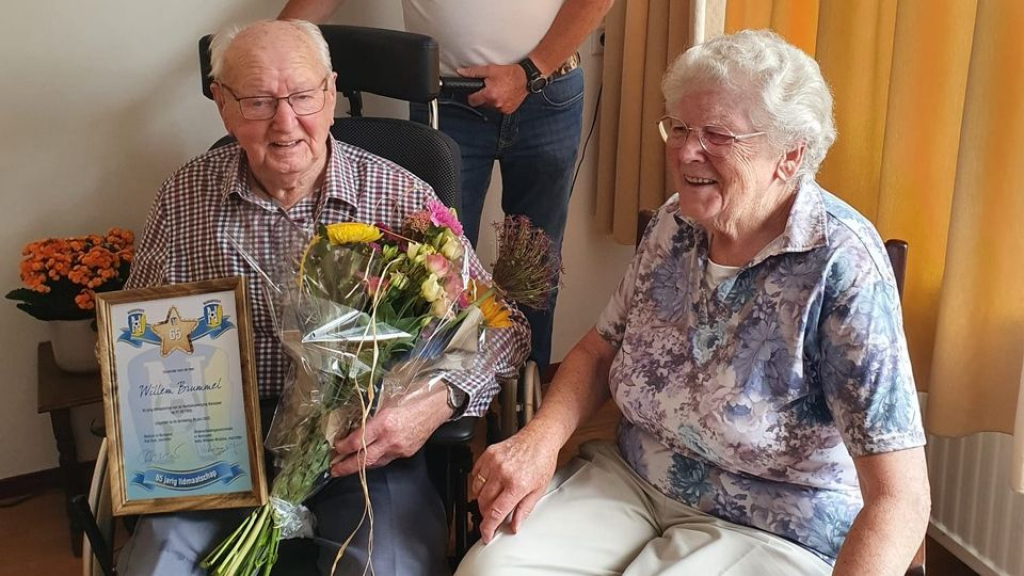 Willem Brummel (99) al 65 jaar lid van voetbalvereniging Nunspeet en daarom in het zonnetje gezet
