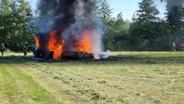 Landbouwvoertuig vliegt in brand tijdens maaien