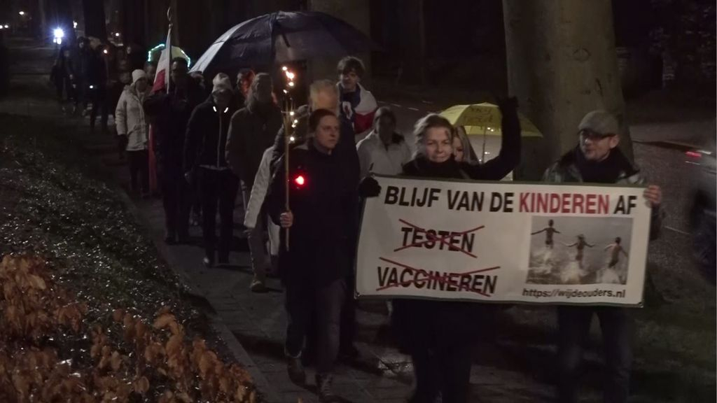 Zo'n 40 mensen lopen 'Lichtjestocht voor de vrijheid' in Nunspeet